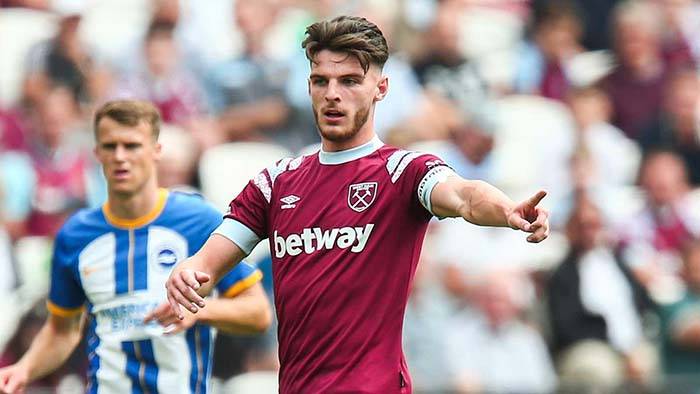 曼联将以1亿英镑的价格击败曼城，前锋签约已成定局，巴塞罗那的挖角行动也变得“认真”起来。