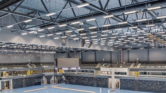 库里亮相Underrated高尔夫巡回赛现场 与选手互动并参与颁奖